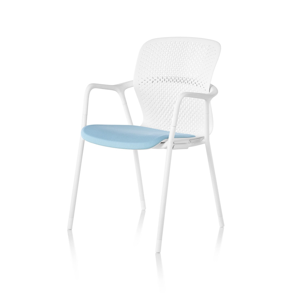 Keyn seduta riunioni a quattro gambe