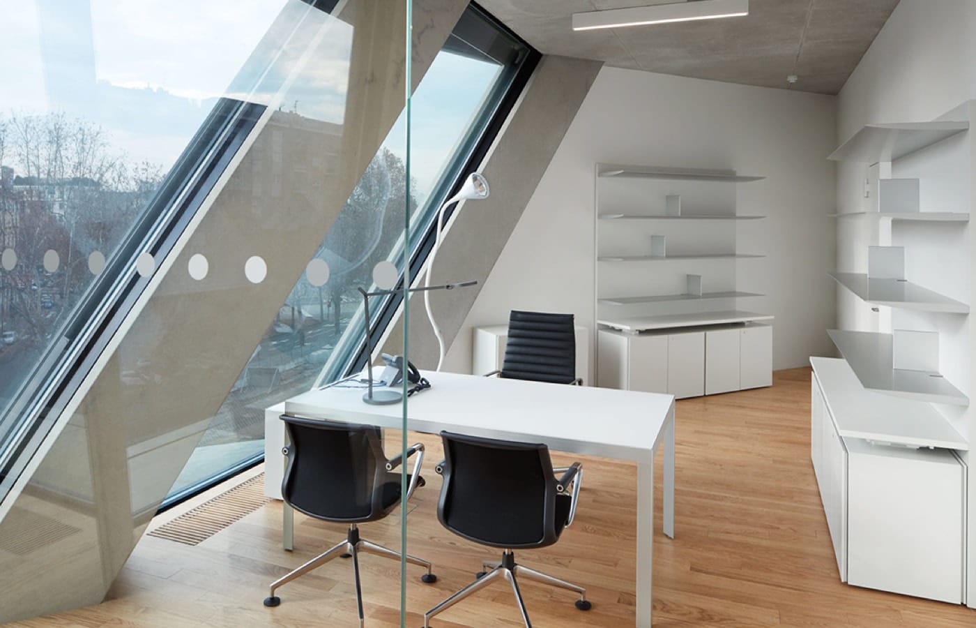 Spazi di lavoro arredati con UniFor, in vendita sullo shop online Della Chiara