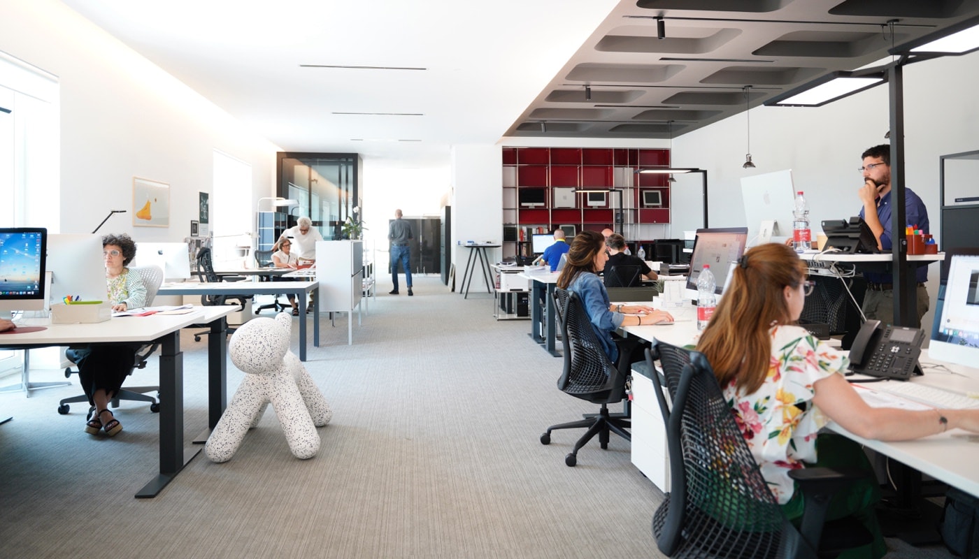 Sedute Herman Miller e scrivanie regolabili per gli uffici Della Chiara